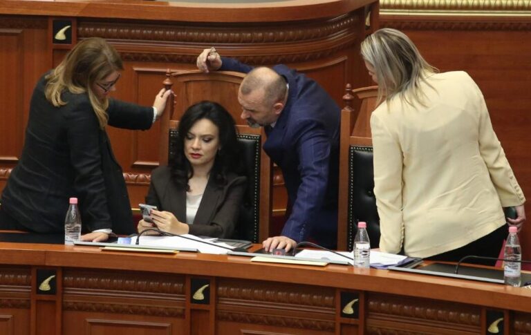 Spiropalit i vjen një sms në celular, 3 ministra bëhen ”kuriozë” (Fotolajm)