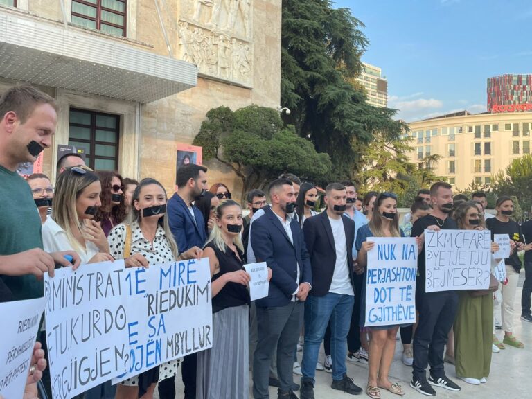 Gazetarët protestë para Kryeministrisë
