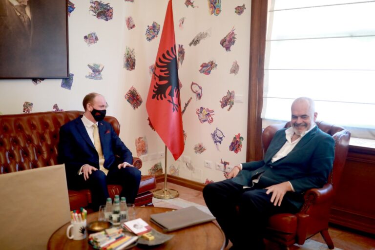 Edhe ambasadori britanik del kundër amnistisë fiskale: Mund të shfrytëzohen nga kriminelët
