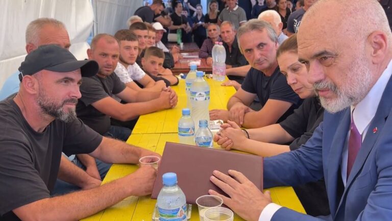 Me lule në duar, Rama shkon në familjen e Anri Kashikut dhe e shpall ”Dëshmor i Atdheut” (VIDEO)