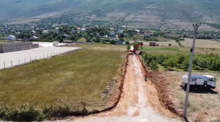 Safet Gjici: Filloi puna për asfaltimin e rrugës Shtiqen-Aeroport (VIDEO)