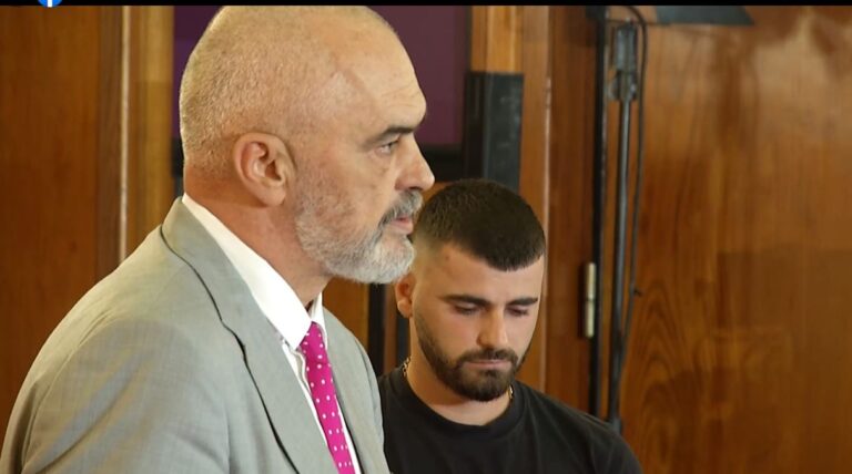 Familjarët marrin statusin ”Dëshmor i Atdheut” dhënë për Anri Kashnikun, Rama: 18-vjeçari u bë hero i shqiptarëve