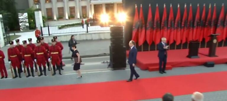 Ilir Meta bën shqiponjën dhe largohet nga Presidenca (VIDEO)