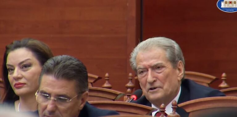 Seanca në Kuvend, Berisha: Padrino i Arben Ahmetajt e ka emrin ”Tenderbegu Edi Rama”