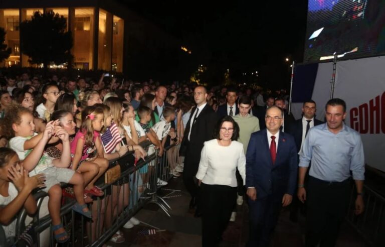 Në krah të Veliajt, Presidenti Begaj dhe Zonja e Parë në shesh për koncertin