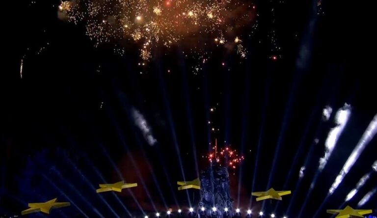 Ndriçohet qielli nga fishekzjarret e PS në shesh (VIDEO)