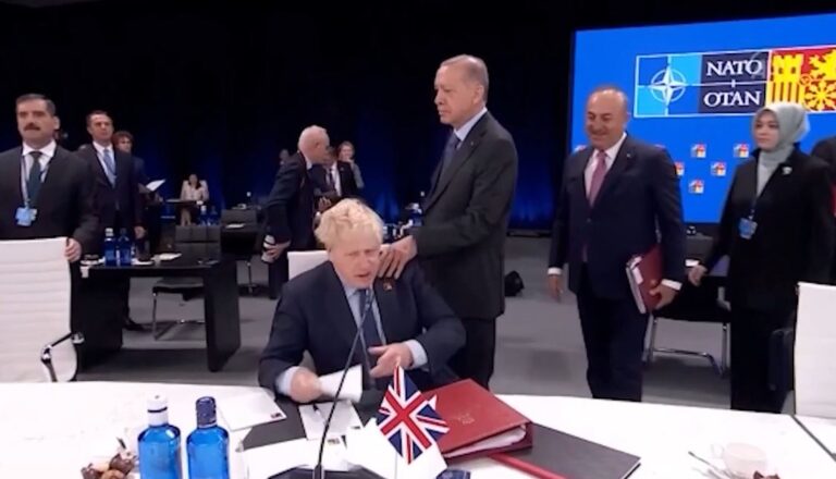 Video epike, Boris Johnson trembet keq nga Erdogan