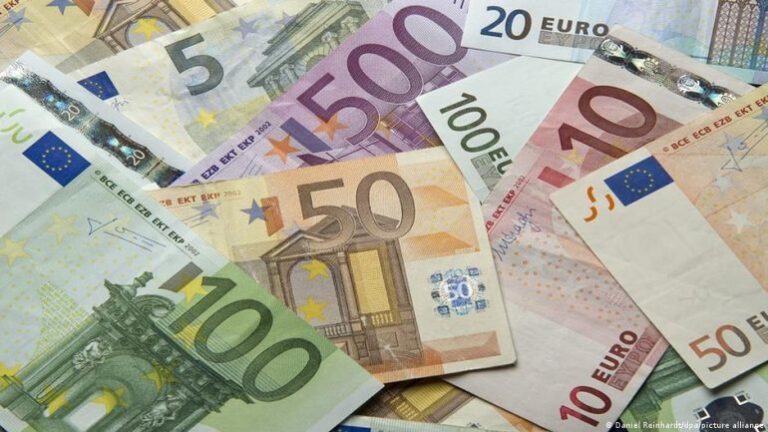 Këmbimi valutor 25 janar. Me sa blihen dhe shiten dollari dhe euro
