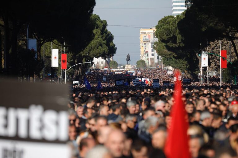 I njëjti orar, por në vende të ndryshme. PD në protestë, Rama inaguron Bypassin e Vlorës