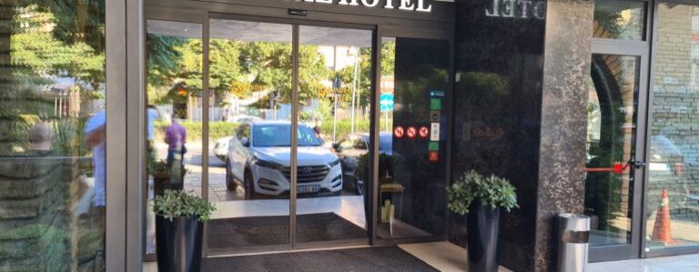 Jo me Berishën, 24 deputetë të PD mblidhen në një lokal për të ardhmen e tyre politike