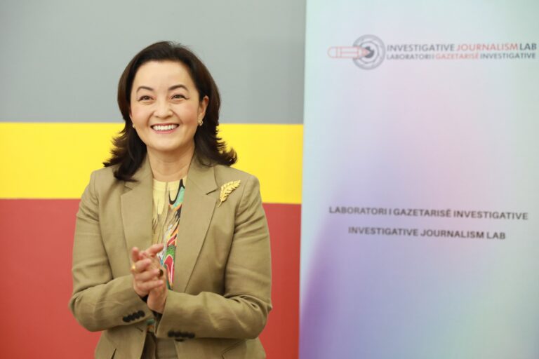 Gazetarët në ”riedukim”, Yuri Kim: Nëse zyrtarët nuk u përgjigjen, përsëriteni dhe përsëriteni sërish pyetjen