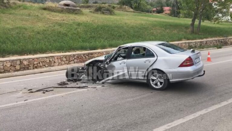 Aksident në aksin Korçë-Pogradec. “Benzi” përplaset me kamionin, lëndohet një person