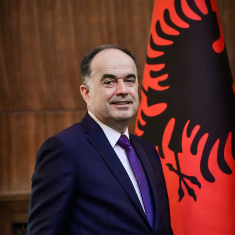 Bajram Begaj hedh firmën e parë si president, dekreton shkarkimin e Ahmetajt