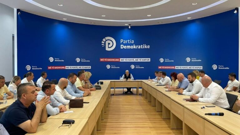 Takimi me krerët e degëve të PD, Berisha: E di që doni pushime, por protestat do jenë të pandalshme