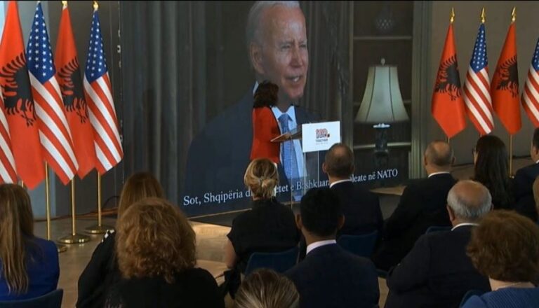 Biden dhe Bush urojnë shqiptarët: Krenarë dhe të lumtur për bashkëpunimin tonë