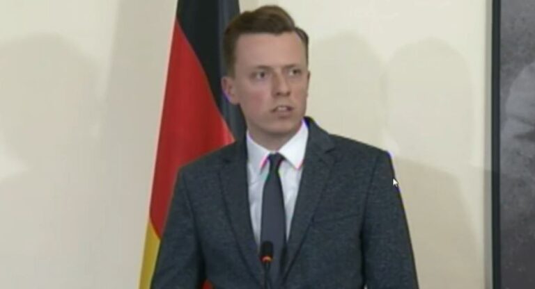 Deputeti i Bundestagut mesazh BE-së nga Tirana: Mos i shtyni shqiptarët ta gjejnë Europën në vende të tjera