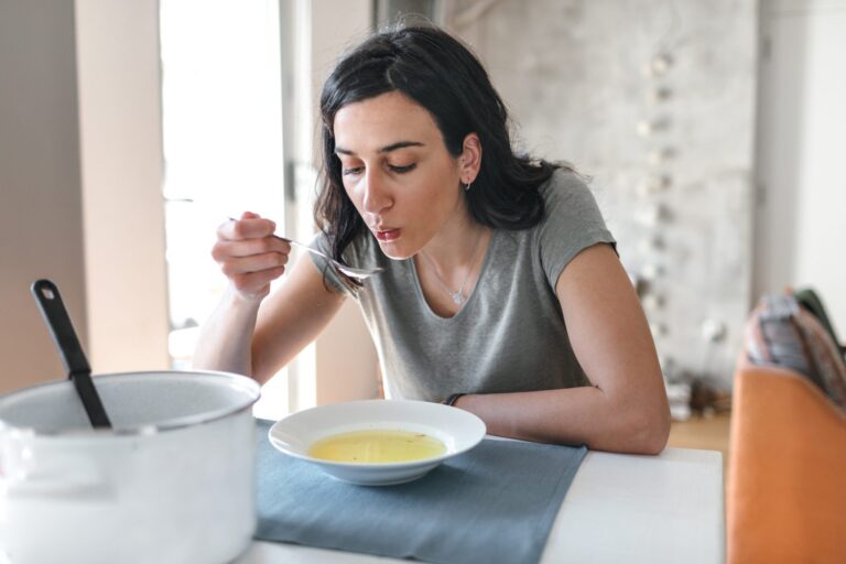 Ushqimet më të mira për të ngrënë kur jeni të infektuar me COVID-19 dhe cilat ushqime duhet të shmangni