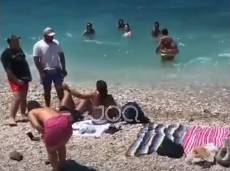 Skandal në Sarandë, pronari sherr me turistet e huaja në plazh: Paguani çadrën ose ikni nga deti (VIDEO)