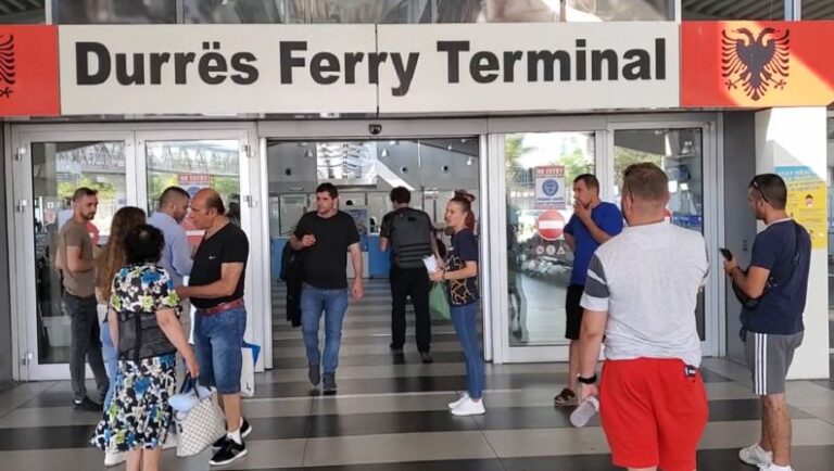 Fluks emigrantësh në portin e Durrësit, vetëm të dielën kanë hyrë 4300 persona