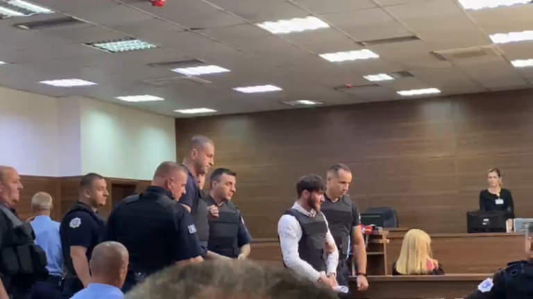 Abuzoi dhe torturoi deri në vdekje 18-vjeçaren, vrasësi në gjyq me jelek antiplumb: Nuk jam i pafajshëm (VIDEO)