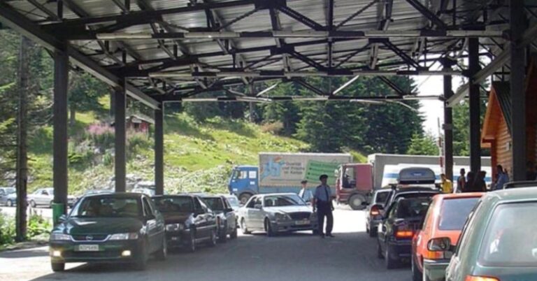 Fëmijët nën 18-vjeç s’mund të kalojnë më vetëm me certifikatë lindje në Malin e Zi