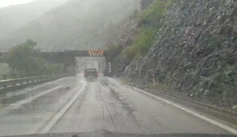 Moti i keq përfshin Elbasanin. Bien gurë nga mali, vështirësohet qarkullimi në akset rrugore