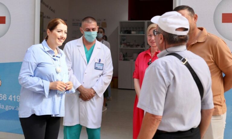Ministrja Shëndetësisë Ogerta Manastirliu apel të moshuarve: Vaksinohuni me dozën përforcuese
