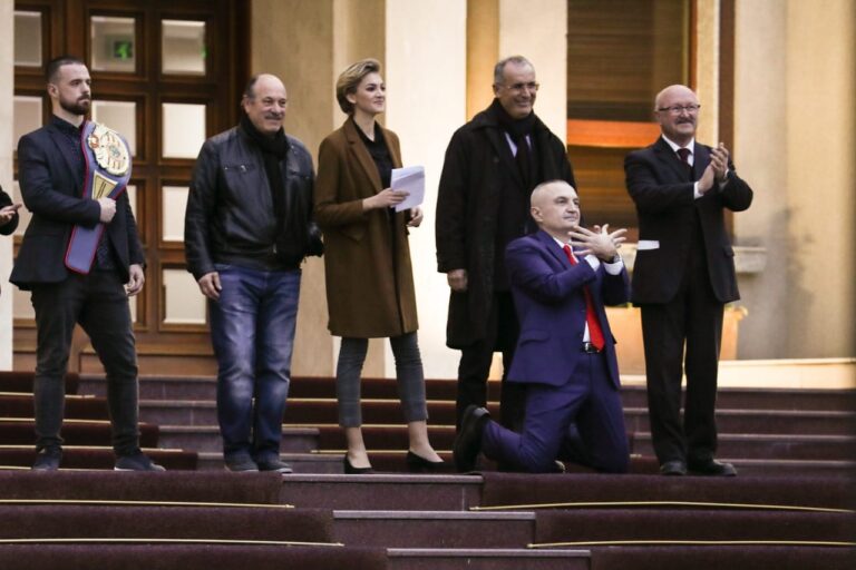 Të gjithë hallexhinjtë me një dosje, pa llogaritur Metën
