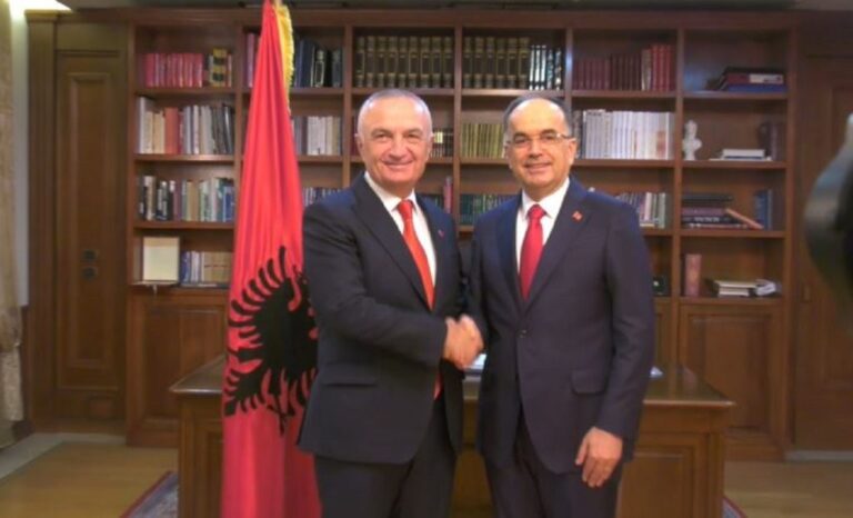 Nuk u pa në ekran, takimi i përzemërt nga Meta-Begaj brenda Presidencës (FOTO)