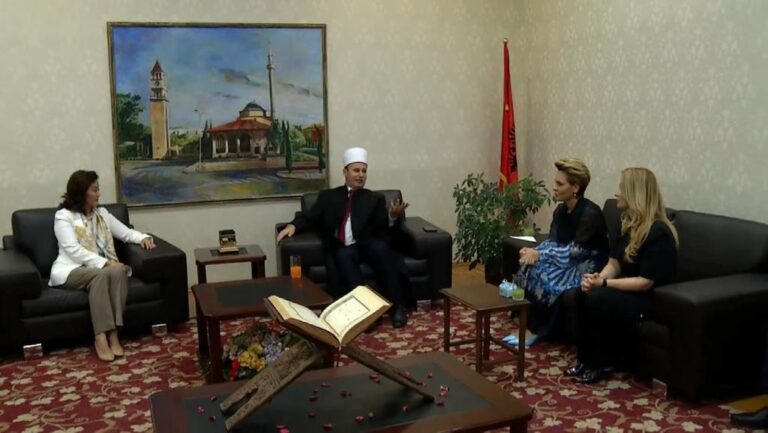 Kryemadhi dhe Yuri Kim bëhen bashkë për të uruar Kurban Bajramin te Komuniteti Mysliman Shqiptar