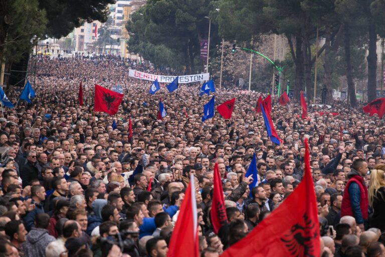 Protesta/ Mbi 5000 qytetarë nga Elbasani ndalohen në hyrje të Tiranës nga Policia
