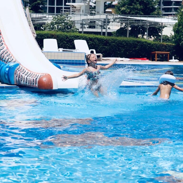 Erion Veliaj publikon foto nga Pishinat Publike në Tiranë