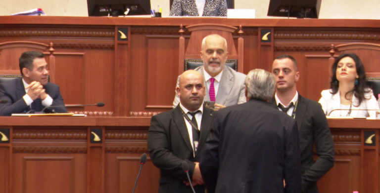 Berisha i turret Ramës te karrigia e tij: Ty të ka çmendur protesta e 7 korrikut