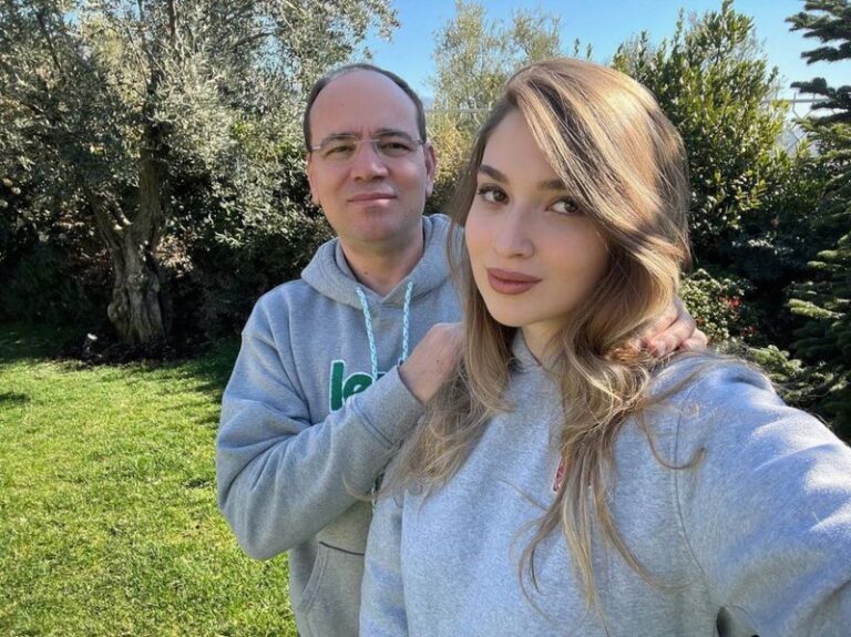 Vajza e Bujar Nishanit kthehet pas në vite dhe publikon foton e rrallë krah babait të saj