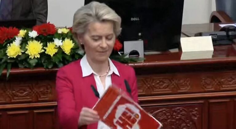 Von der Leyen flet në Kuvend, deputetët nga opozita i hedhin pankarta: Të falënderoj për…
