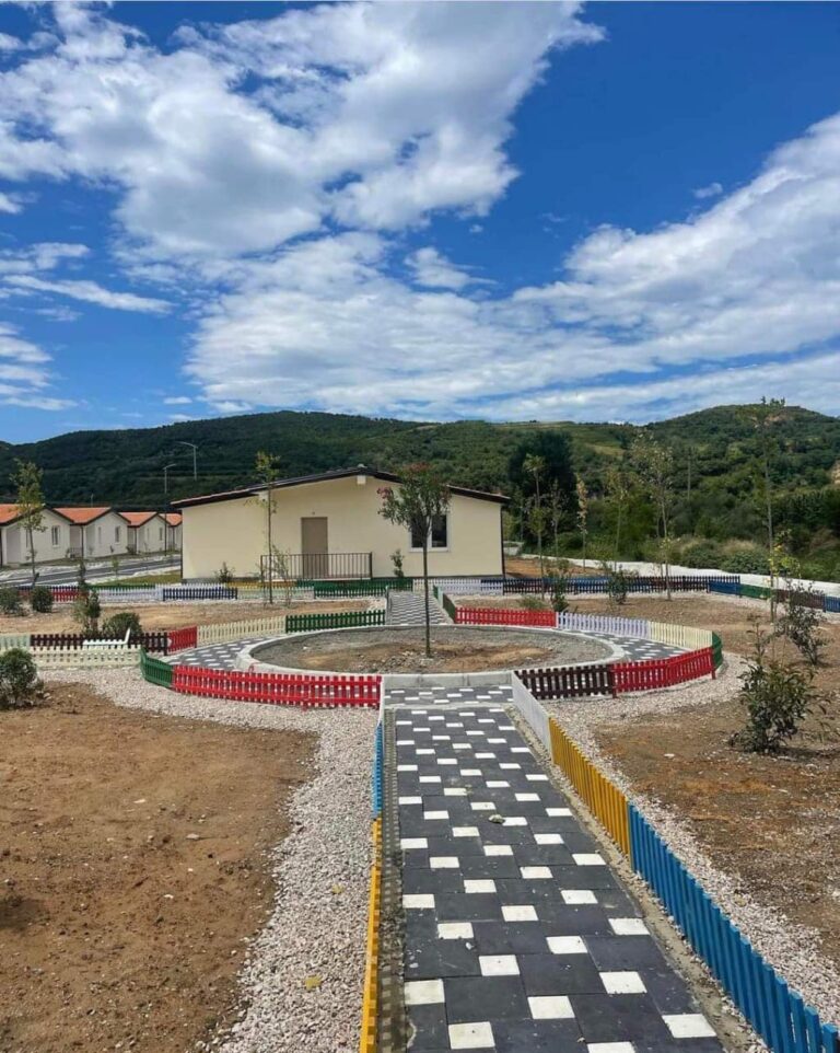 Rama poston pamjet e shtëpive të reja të ndërtuara në Zall Herr (FOTO)