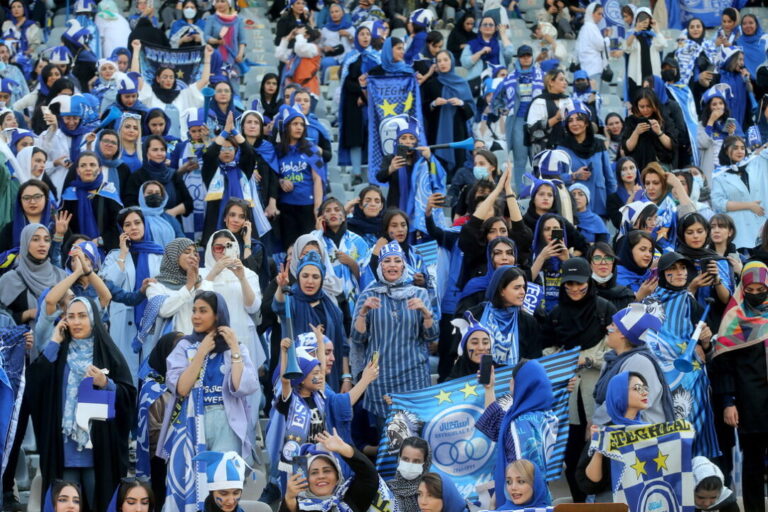 Pas 43 vitesh, gratë në Iran shohin një ndeshje futbolli në stadium (FOTO)