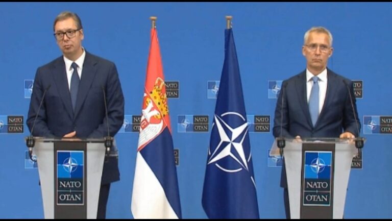 Stoltenberg i prerë me Vuçiç-in: Do ndërhyjmë nëse situata në Kosovë përshkallëzohet