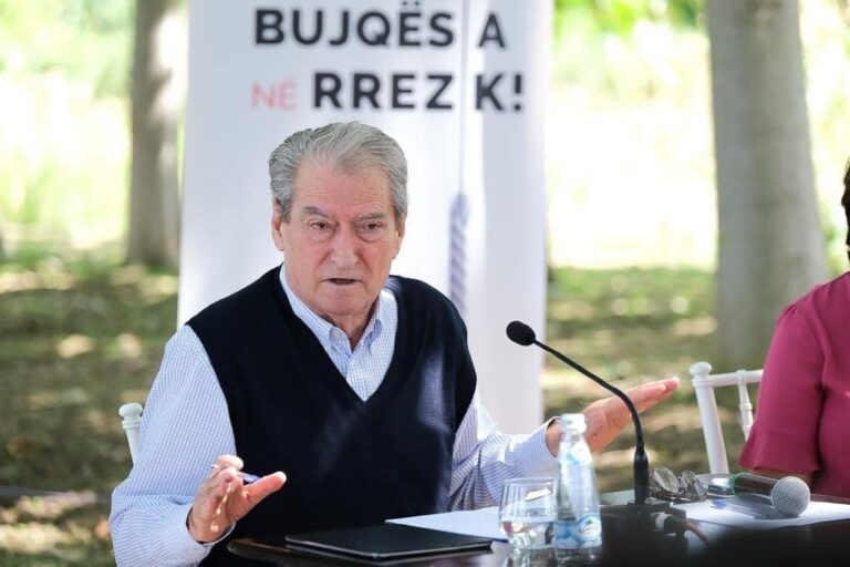 Berisha takon fermerët dhe akuzon: Rama vepron si Enver Hoxha. Greva, rruga e vetme