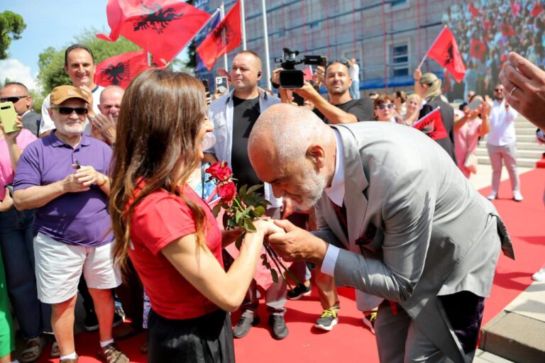 Përpulet dhe i puth duart Luizës, Rama: Photo of the day