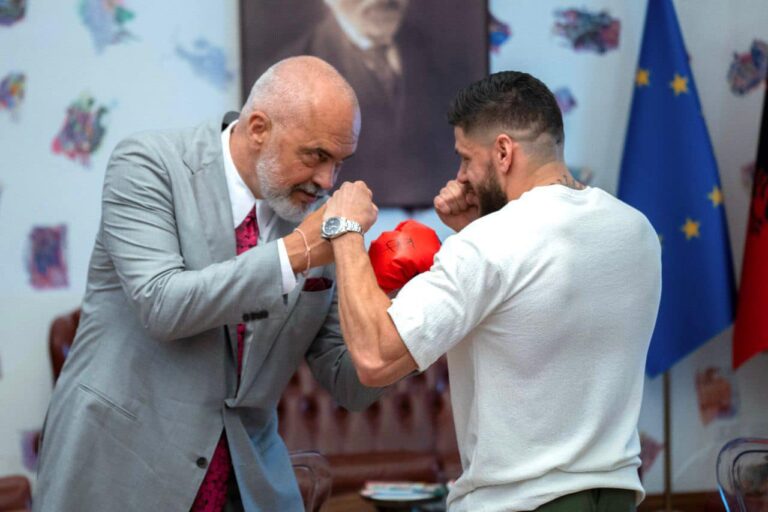 Rama mëson edhe boksin, ”stërvitet” nga Florian Marku (FOTO)