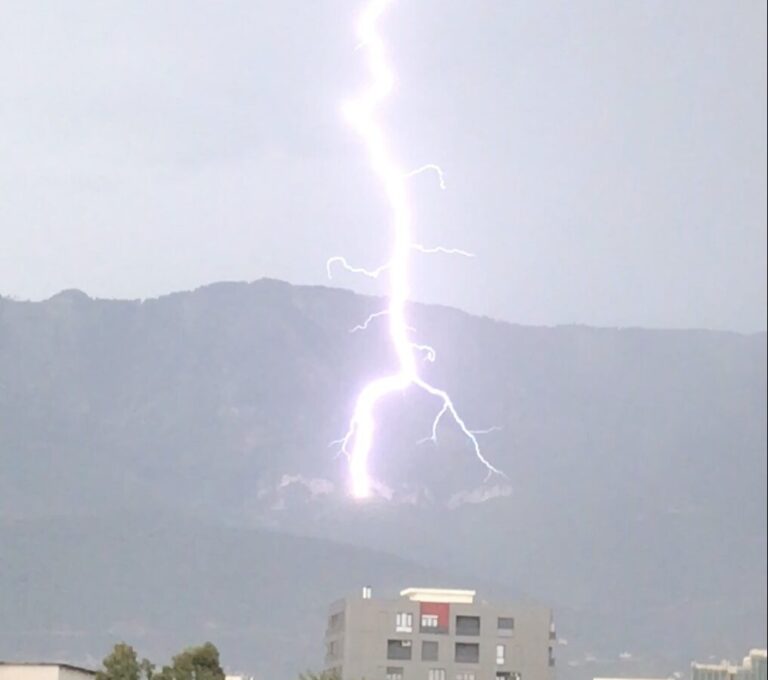 Fotoja që po bën namin në rrjet, rrufeja shkarkon në malin e Dajtit