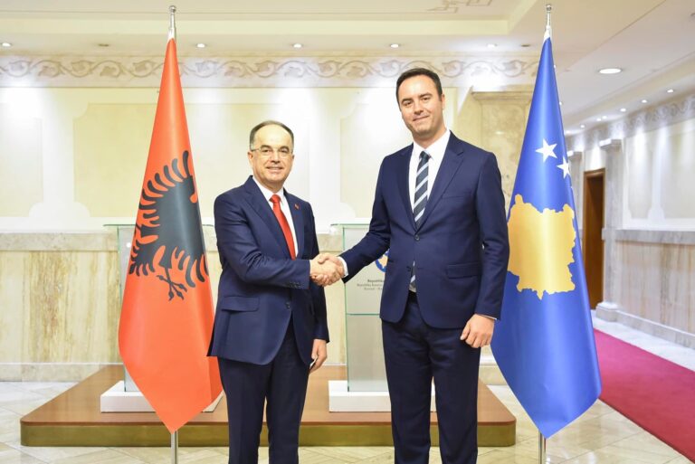 Presidenti Begaj pritet në takim nga kryeparlamentari Konjufca