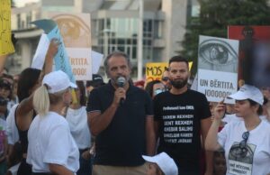 Mjeku psikiatër në protestë me gratë: Djemtë në Shqipëri rriten keq, me idenë se do bëhen mbretër