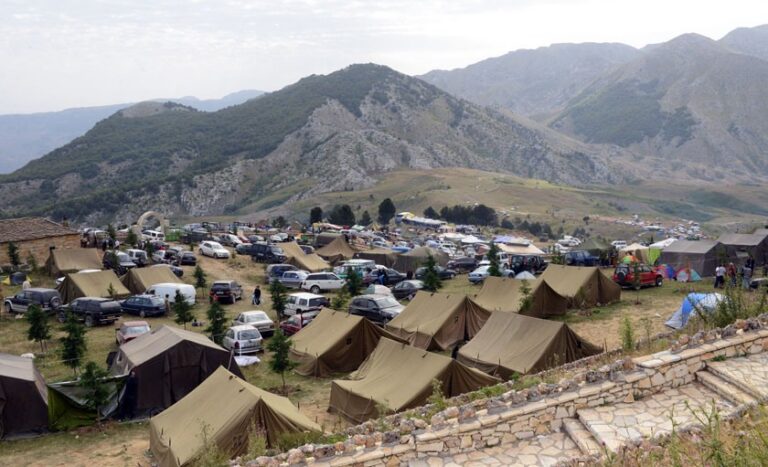 Pelegrinët në malin e Tomorrit: Lutemi për paqe e mirësi, bëjmë kurban në teqe