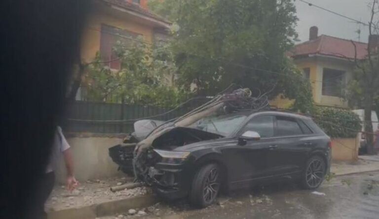 Aksident i rrezikshëm, makina luksoze del nga rruga dhe…