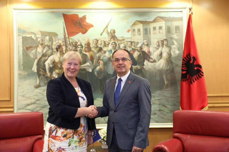 Vjen në Shqipëri ambasadorja e re e BE-së, takohet me Presidentin Bajram Begaj