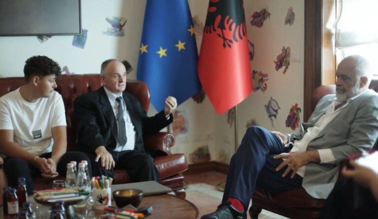 15 fëmijë të heronjve që humbën jetën në krye të detyrës marrin statusin e veçantë! Rama: Gjithmonë do jemi me ju