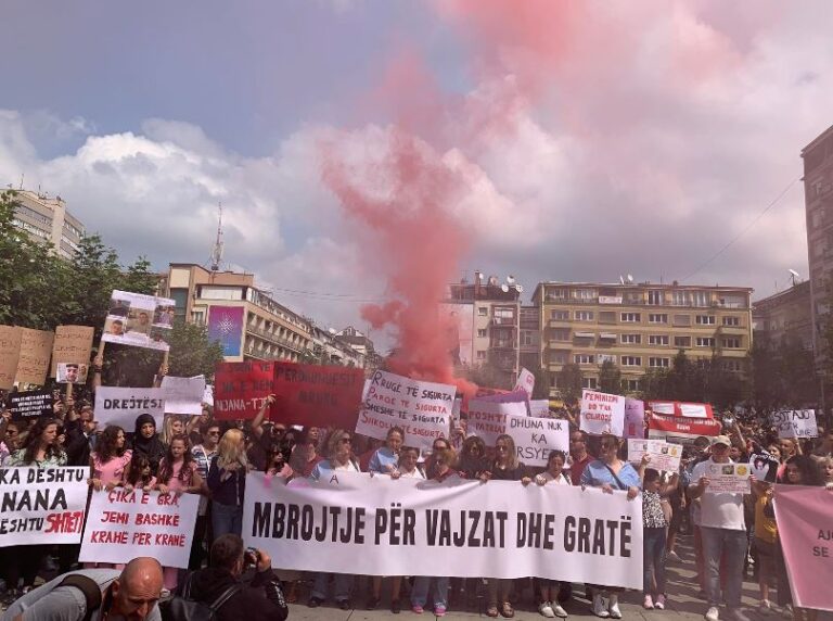 Protestë e madhe në Prishtinë për 11-vjeçaren e abuzuar: Çika e gra, jemi bashkë krah për krah