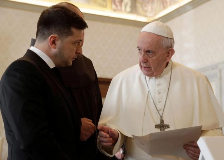 Zelensky flet në telefon me Papën: E informova për tmerret që po bën Rusia